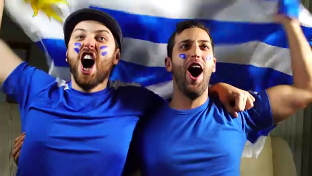 乌拉圭朋友举着乌拉圭国旗庆祝视频素材