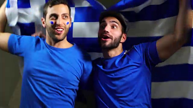 希腊朋友举着希腊国旗庆祝视频素材