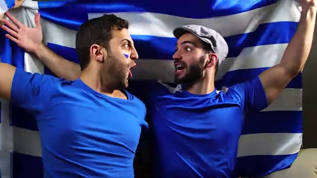 希腊朋友举着希腊国旗庆祝视频素材