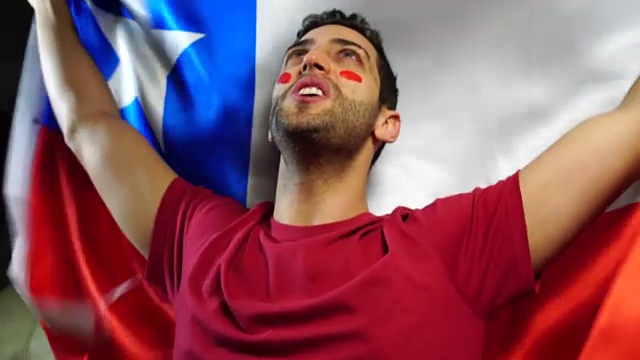 智利人举着智利国旗庆祝视频素材
