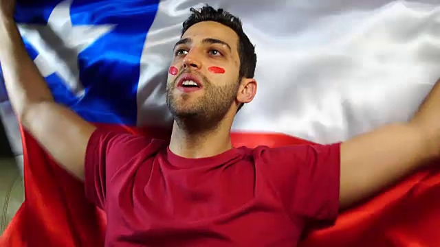 智利人举着智利国旗庆祝视频素材