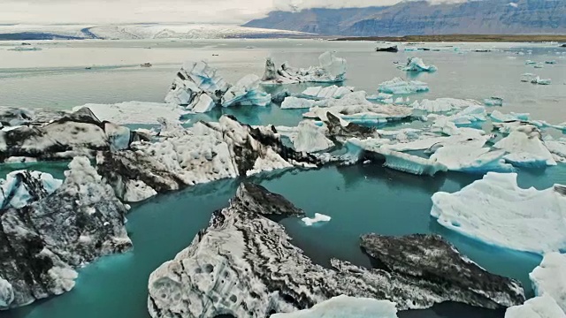 Jokulsarlon冰川泻湖中的冰山(颜色校正)视频素材
