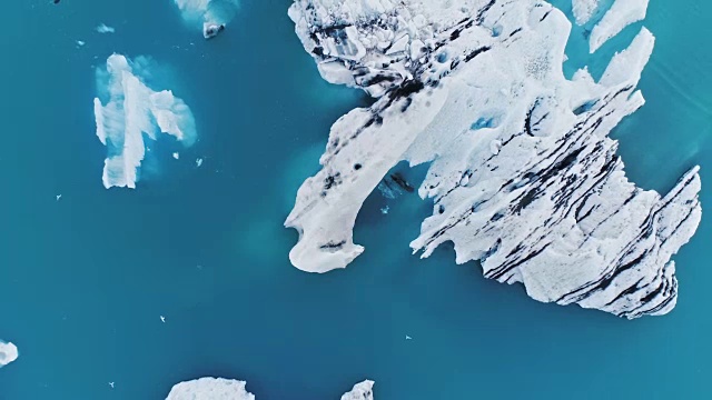Jokulsarlon冰川泻湖中的冰山(颜色校正)视频素材