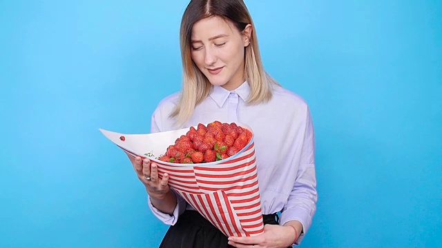 拿着一束草莓的年轻女子视频下载
