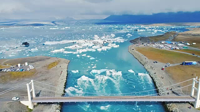Jokulsarlon冰川泻湖的自然冰山模式和形成的鸟瞰图视频素材
