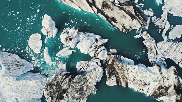 Jokulsarlon冰川泻湖的自然冰山模式和形成的鸟瞰图视频素材