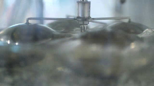 透明液体，能加水。在高压釜中进行旋转和搅拌。涡流模拟视频下载