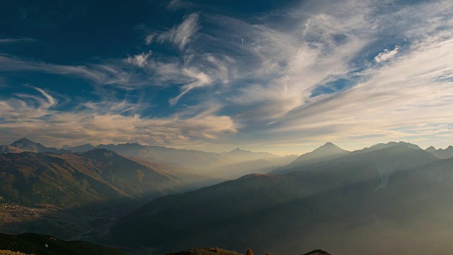 时光流逝，日落时阿尔卑斯山上的云景视频素材