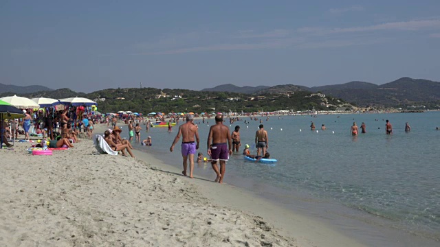 游客在维拉西米乌斯海滩休息视频下载