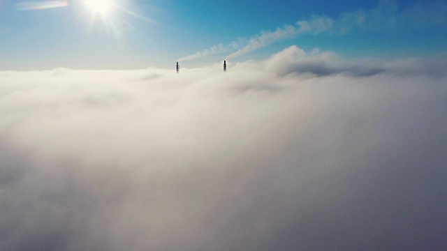 鸟瞰图。在雾中飞翔，在雾中飞翔。航空摄影机镜头。飞越云层，向着太阳。多雾的天气，从上面看。视频下载