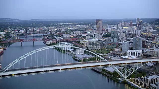 日落时分波特兰的空中弗里蒙特桥视频下载