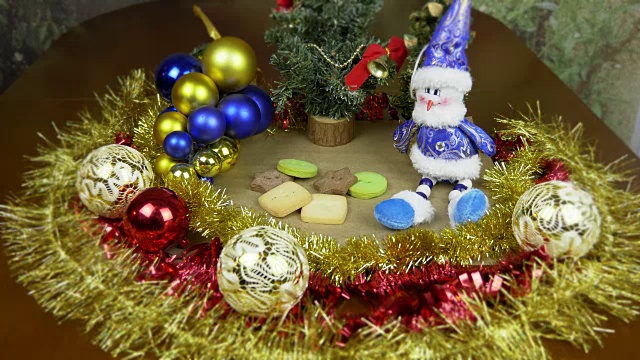圣诞背景运动和放大。金色，红色，绿色的彩色背景。雪人、金箔球和圣诞树明亮地闪烁着，与灯光嬉戏。视频下载