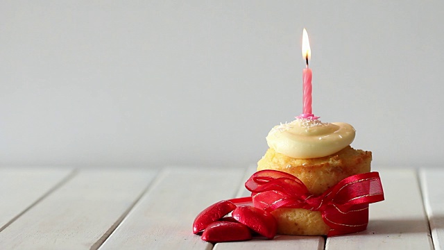 带丝带，心形和蜡烛的香草纸杯蛋糕视频下载