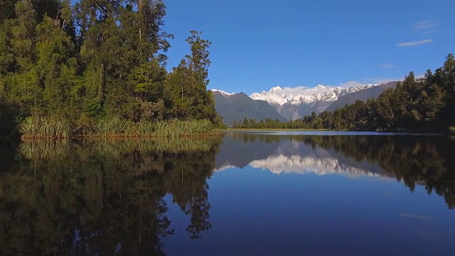 反射湖马西森，弗朗茨约瑟夫，新西兰南岛。视频素材