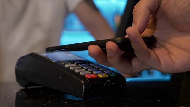 男性顾客在商店使用智能手机应用用比特币购物视频下载