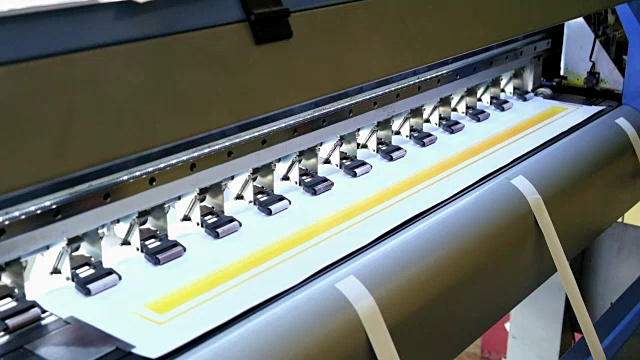大型打印机格式的喷墨工作头滑动乙烯基视频素材