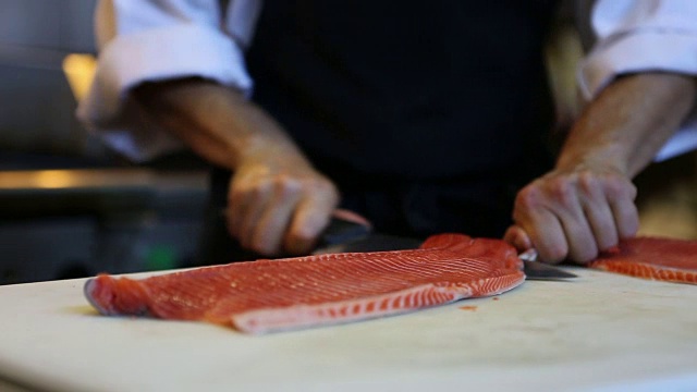 厨师切三文鱼海鲜视频素材