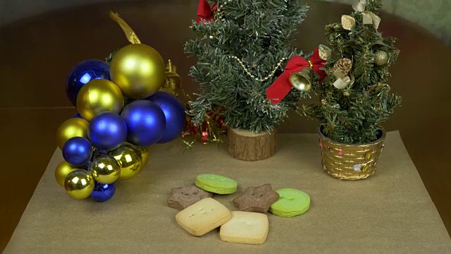 姜饼曲奇在圣诞树的背景。多莉跟踪拍摄。新年装饰。概念家庭假日。视频下载