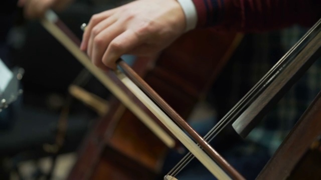 演奏小提琴的音乐家，古典音乐。舞台音乐学院管弦乐队视频下载