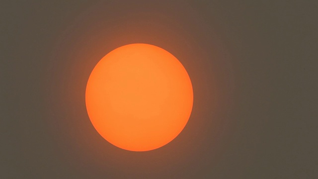 阳光被撒哈拉沙漠的尘土和野火的烟雾遮住了视频素材