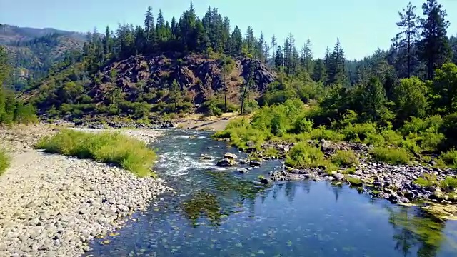 无人机飞越小溪和露营河4k视频素材