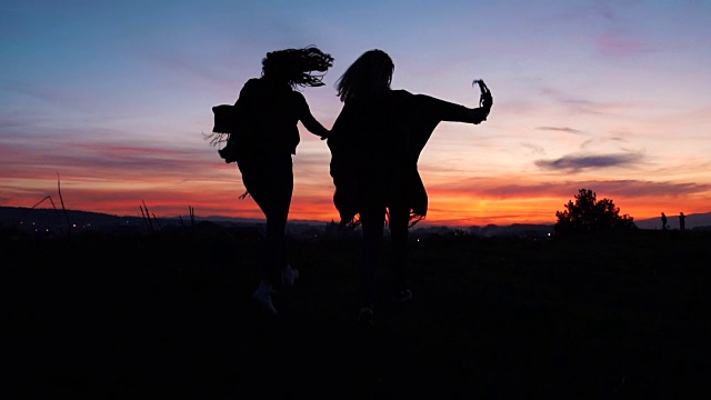 快乐的女人在夕阳下奔跑视频素材