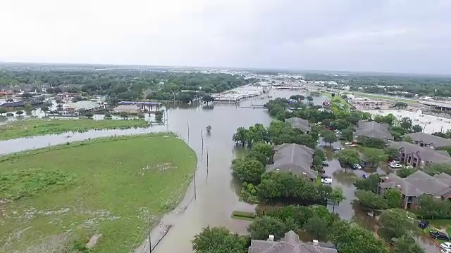 德克萨斯州休斯顿附近的公寓和商店被洪水淹没视频素材