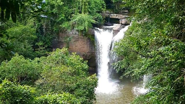 瀑布在热带雨林视频素材