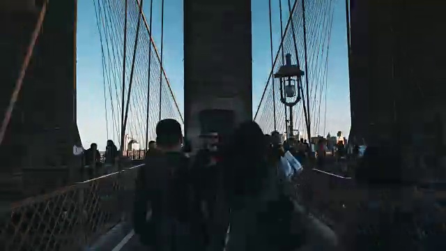 穿过布鲁克林大桥从曼哈顿通勤到布鲁克林视频下载