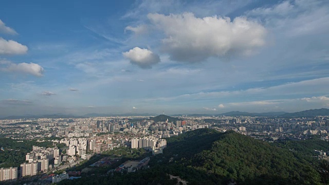 从白天到夜晚的云景和首尔市区视频素材