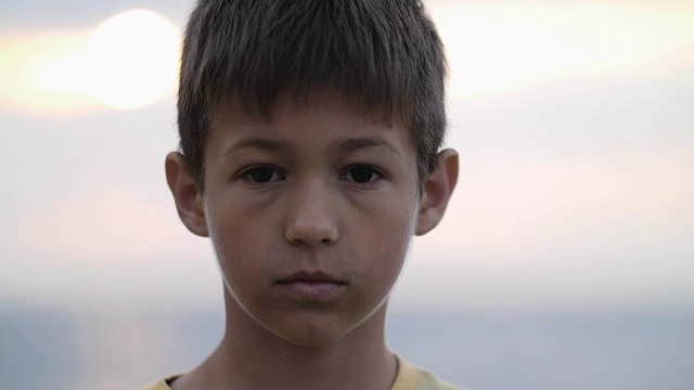 瘦弱的孤儿难民男孩独自站在镜头前视频下载