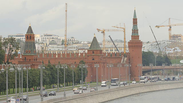 克里姆林宫和汽车在夏天的交通-莫斯科，俄罗斯视频素材