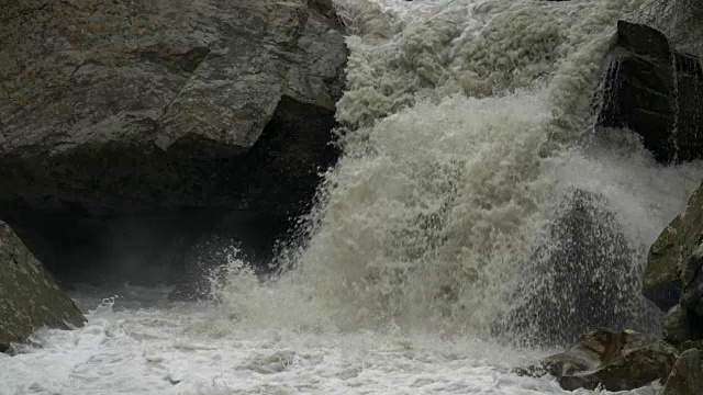 小溪岩石意大利阿尔卑斯山慢镜头视频素材