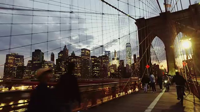 自行车视频:纽约布鲁克林大桥上的夜晚骑行视频下载