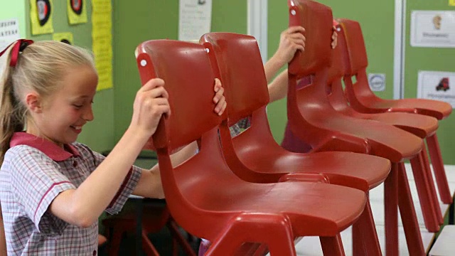 小学生在下课后搭椅子视频素材