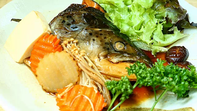 清蒸鲑鱼头配甜汁和蔬菜视频素材