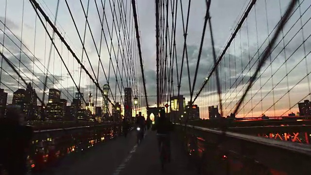 自行车视频:纽约布鲁克林大桥上的夜晚骑行视频购买