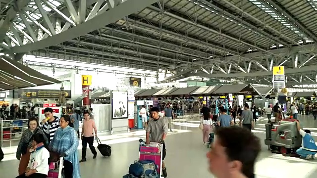 曼谷素万那普机场的乘客视频素材