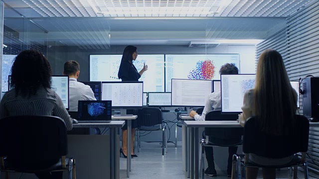 首席女性计算机工程师在神经网络机器学习研究中心主持办公室简报。视频素材