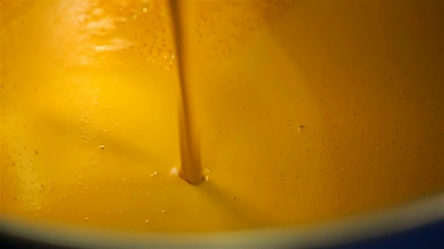 黄色油漆倒进大桶里。视频下载