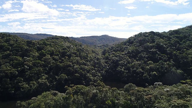 鸟瞰雨林中的山脉视频素材