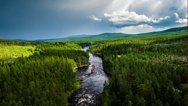 北欧北部森林中河流的航拍图视频素材