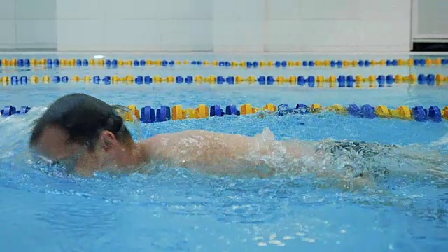 男人在游泳池里用乳房游泳视频下载