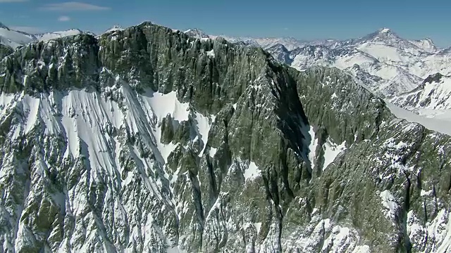 智利安第斯山脉崎岖的山峰视频素材