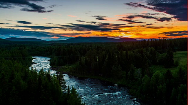 空中的河流在黄昏被北方针叶林包围- 4K城市景观，风景和建立视频素材
