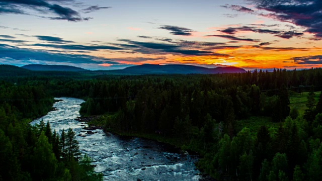 北欧北部森林和河流的航拍图视频素材