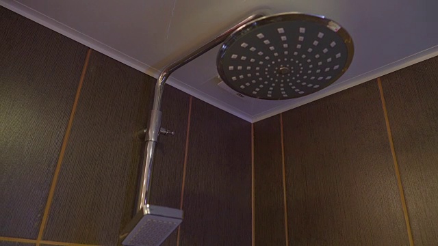 浴室里的圆形淋浴喷头视频下载