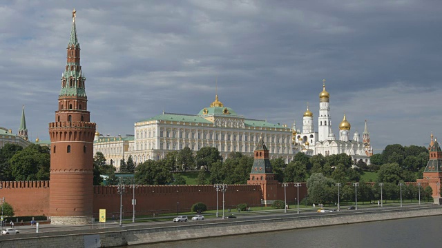 夏天的克里姆林宫和一条河——莫斯科，俄罗斯视频素材