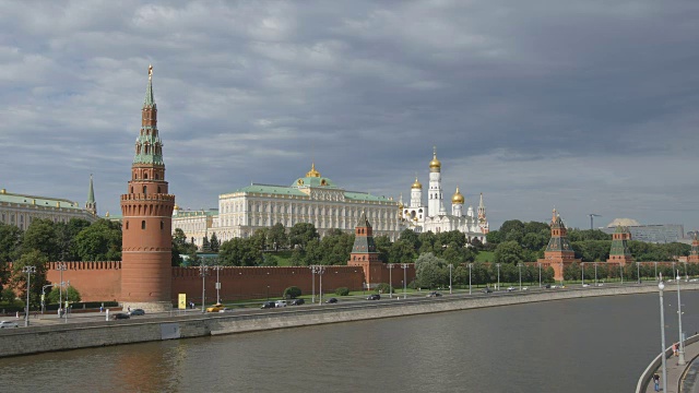 克里姆林宫和一条河在夏天的宽阔视野-莫斯科，俄罗斯视频素材