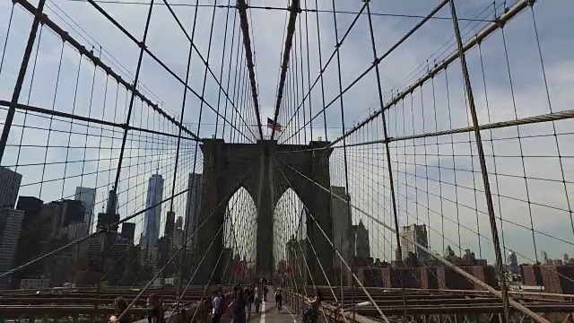 自行车视频:在纽约布鲁克林大桥旁骑车视频下载